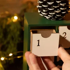 Adventskalenderhus i trä