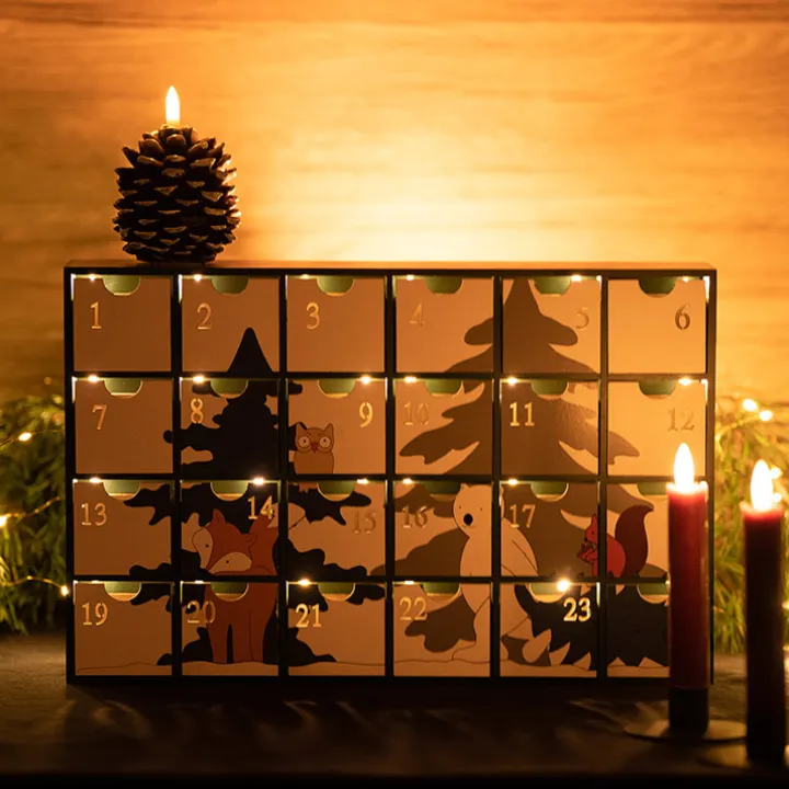 Adventskalenderhus i trä