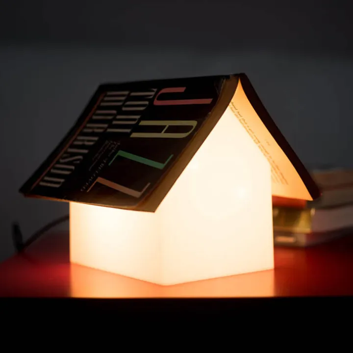 Bokställ med lampa