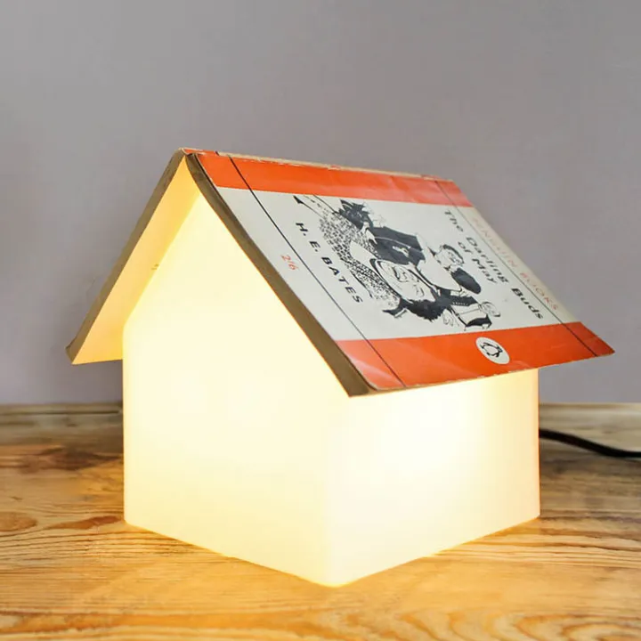 Bokställ med lampa