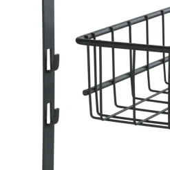 Dörrförvaring med korgar och krokar