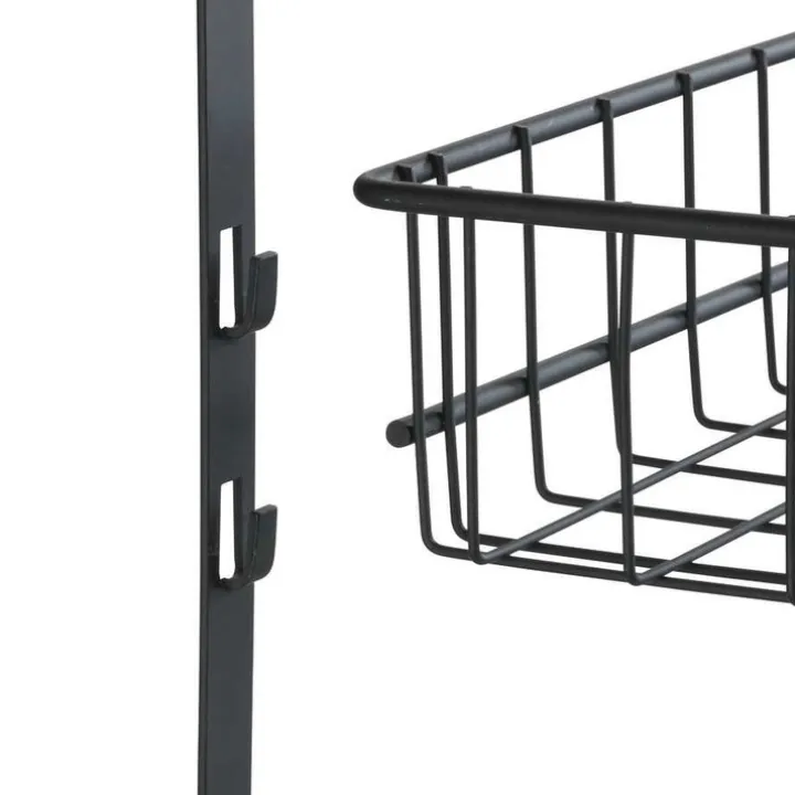Dörrförvaring med korgar och krokar