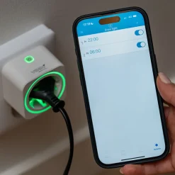 Eluttag med timer och Bluetooth