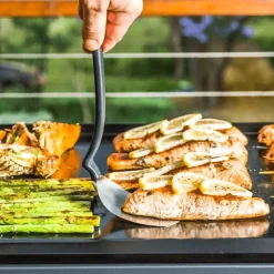 Grillverktyg med magnetisk hållare