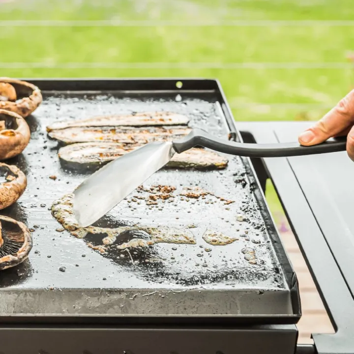 Grillverktyg med magnetisk hållare