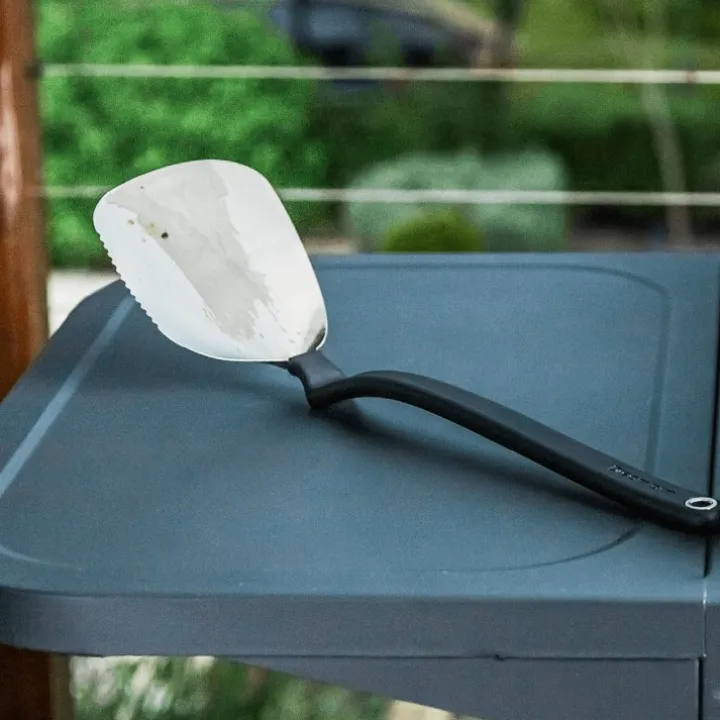 Grillverktyg med magnetisk hållare