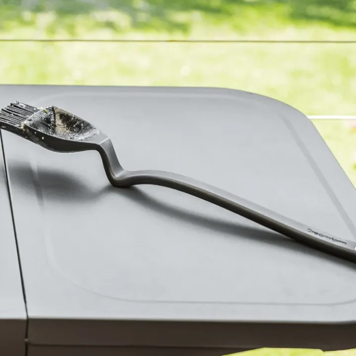 Grillverktyg med magnetisk hållare