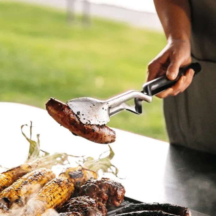 Grillverktyg med magnetisk hållare