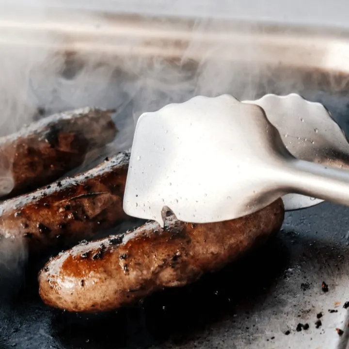 Grillverktyg med magnetisk hållare