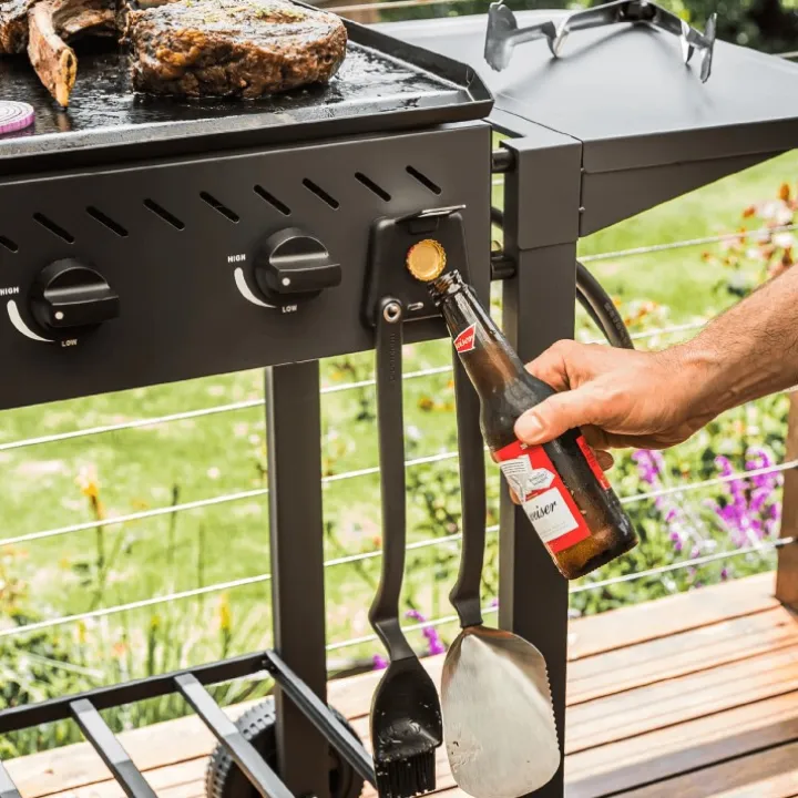 Grillverktyg med magnetisk hållare