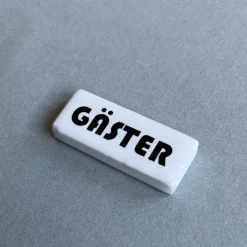 Gästskylt i porslin