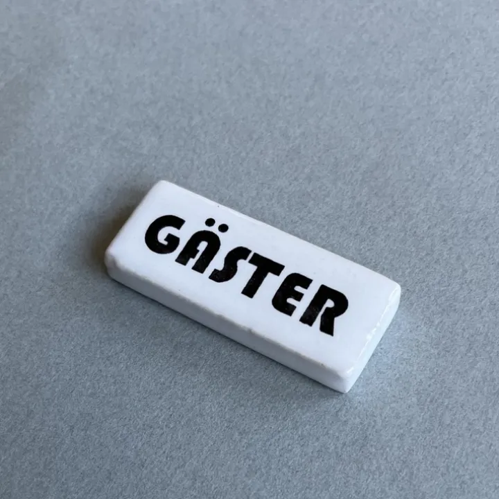 Gästskylt i porslin