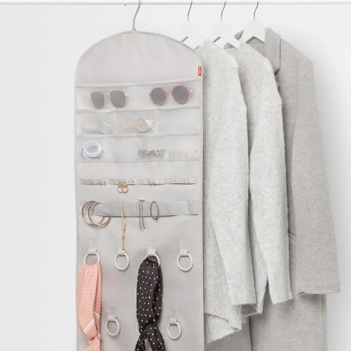 Hängande accessoarförvaring till garderoben
