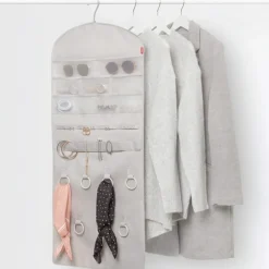 Hängande accessoarförvaring till garderoben