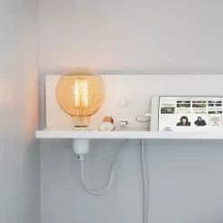 Hylla med lampsockel, dimmer och USB