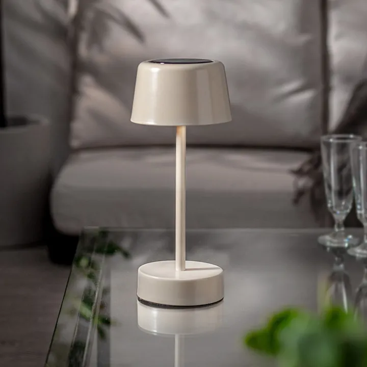 Liten solcellsladdad bordslampa