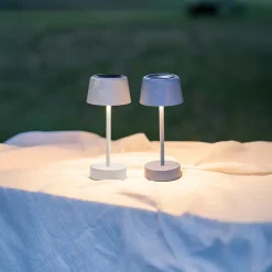 Liten solcellsladdad bordslampa