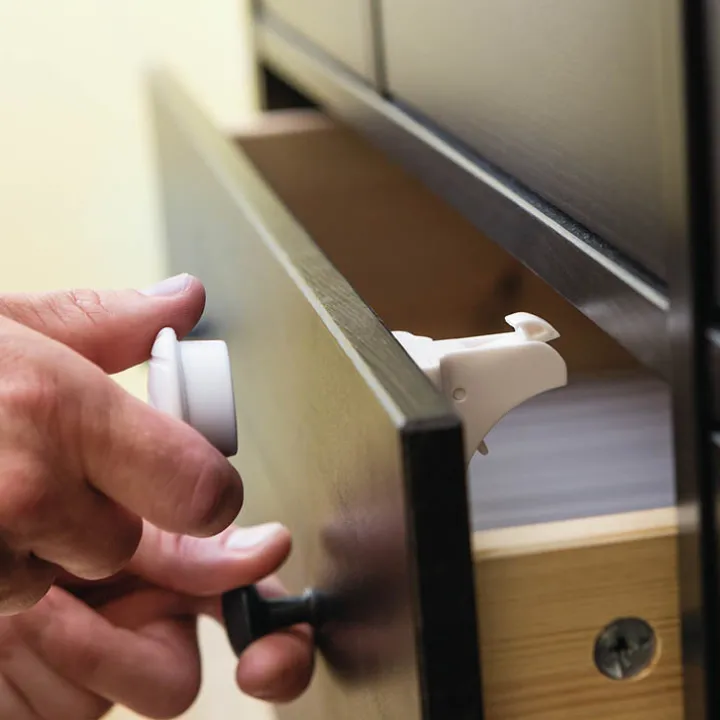 Magnetiskt barnlås för skåp och lådor