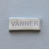 Metallskylt, Vänner