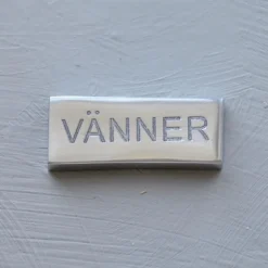 Metallskylt, Vänner