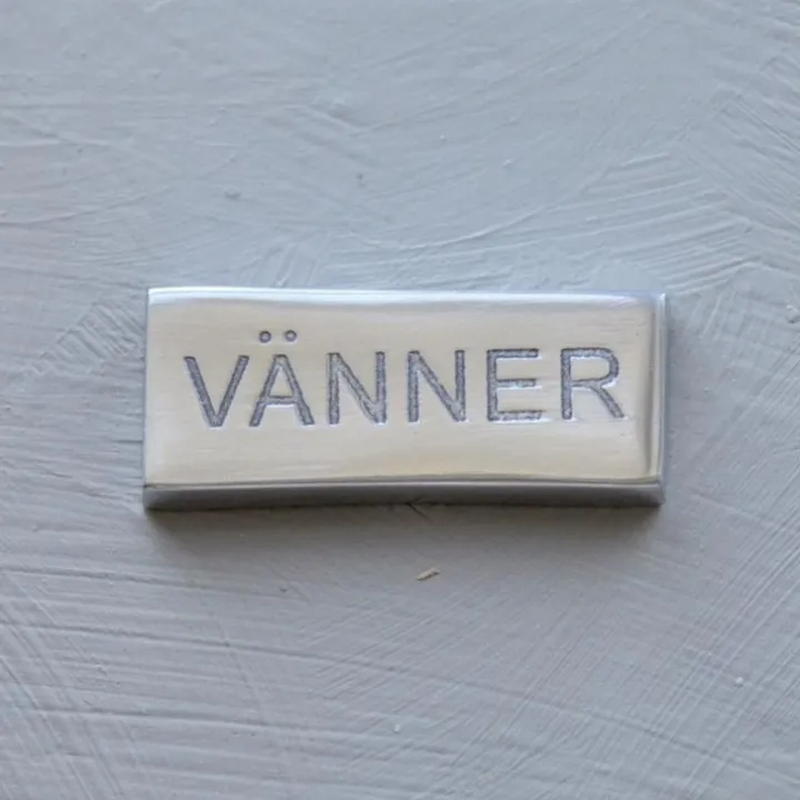 Metallskylt, Vänner