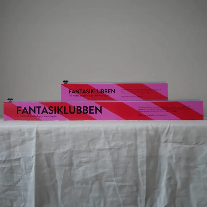 Presentpapper i box med skärklinga