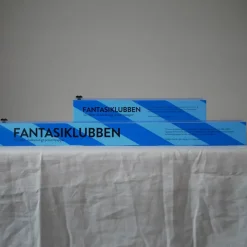 Presentpapper i box med skärklinga