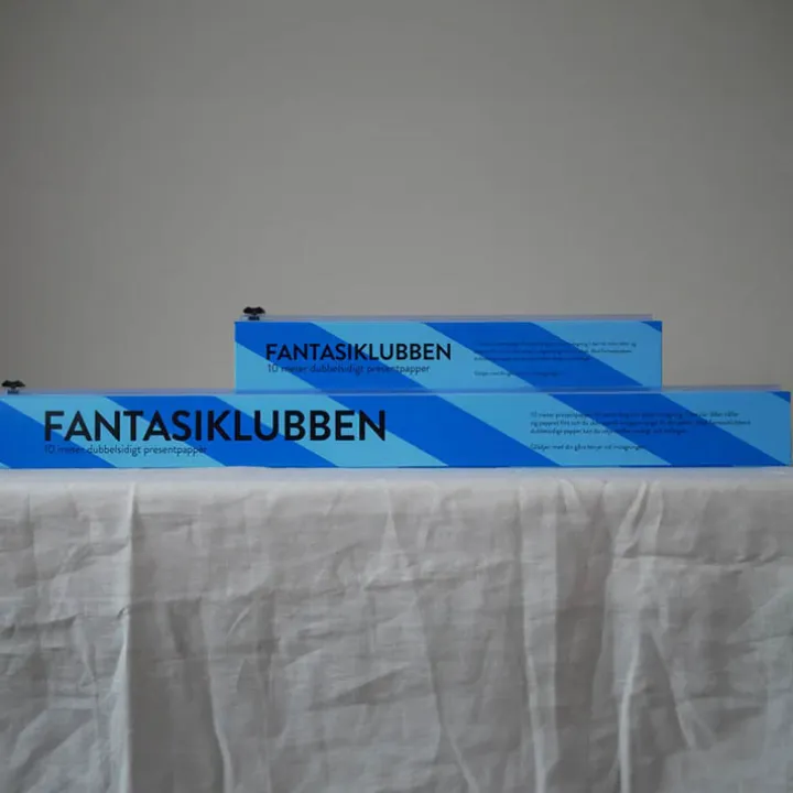 Presentpapper i box med skärklinga