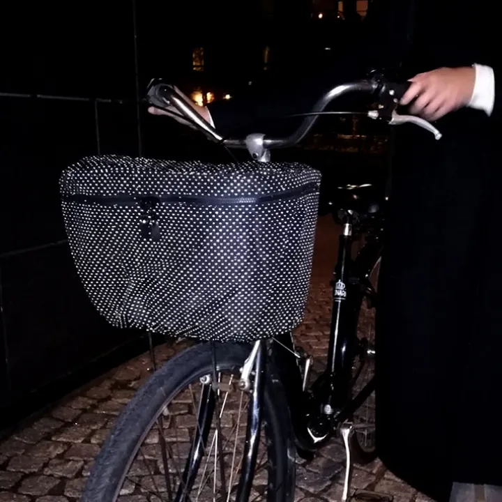Reflekterande regnskydd till cykelkorg