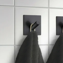 Självhäftande enkelkrok, Beslagsboden