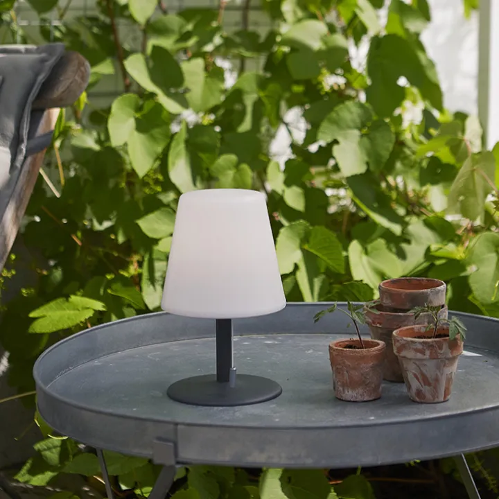 Sladdlös bordslampa till uteplatsen