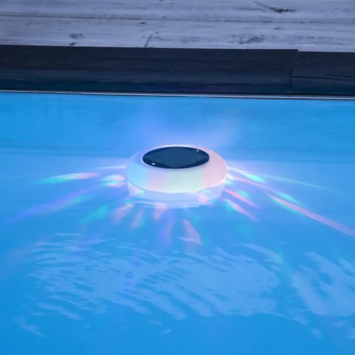 Solcellsladdad poollampa