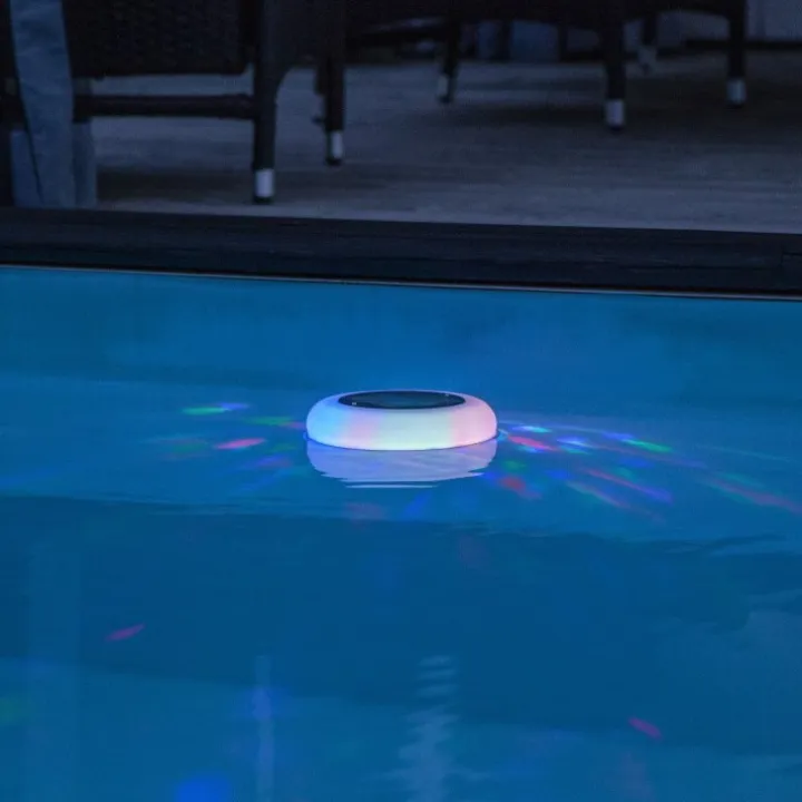 Solcellsladdad poollampa