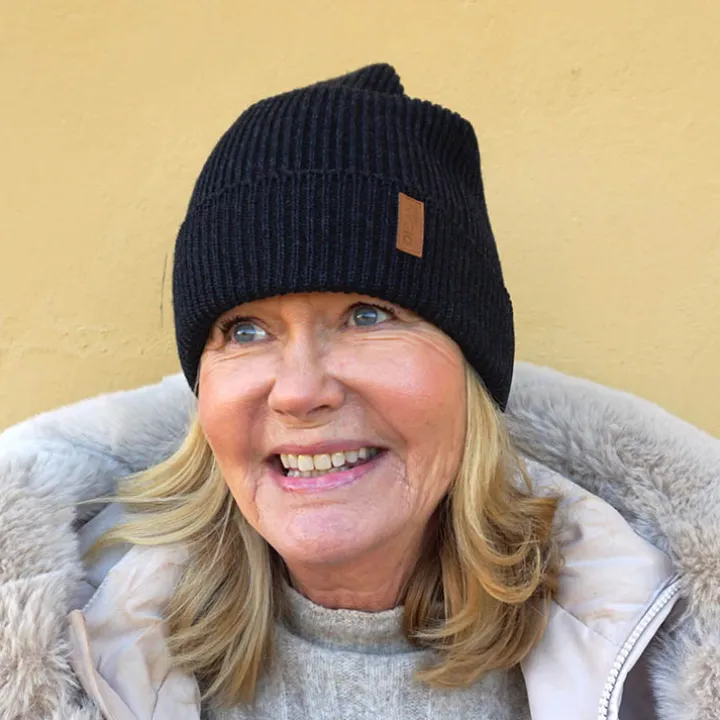 Stickad mössa med huvudskydd OICAN