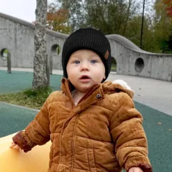 Stickad mössa med huvudskydd OICAN
