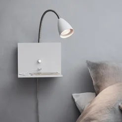 Vägglampa med hylla och USB-uttag